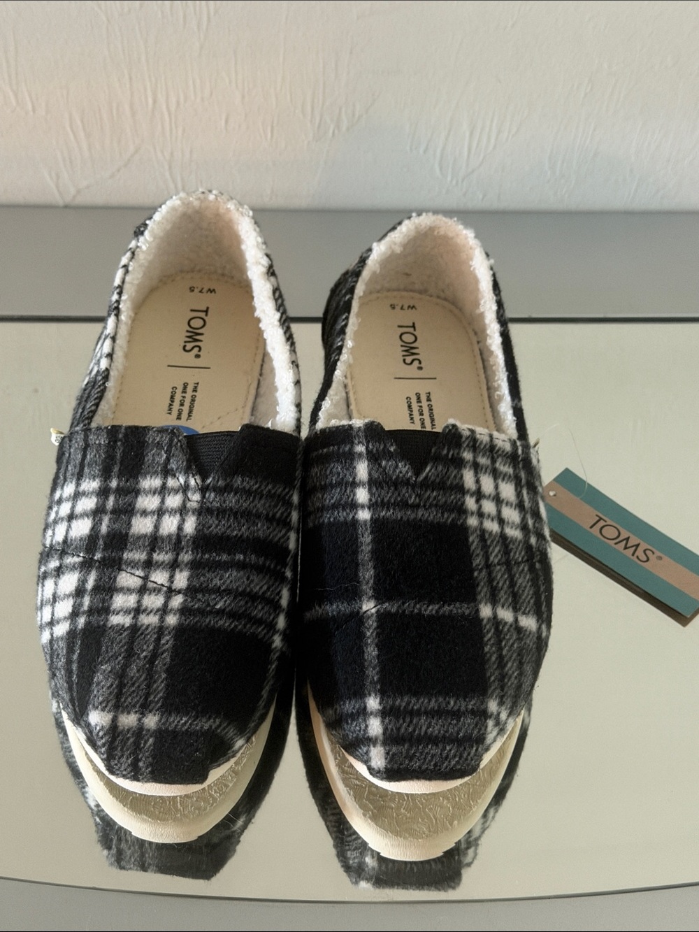 TOMS Belmont Flats Size 7.5 Women’s NWT Black & White Plaid Faux Shearling - Picture 7 of 12